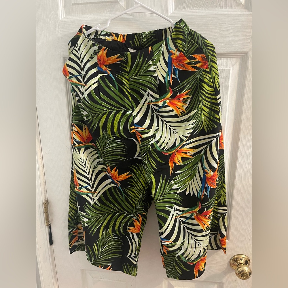NWT DAVI & DANI womans small Tropical Leaf capri pant